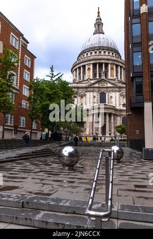 St. Paul`s Kathedrale nach dem Regen, aufgenommen am 20.. Mai 2022. Stockfoto